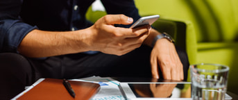 Mano con smartphone Mano con smartphone